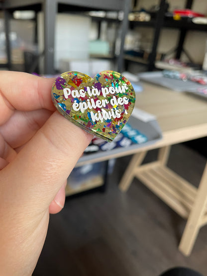 [CONTRÔLE TECHNIQUE] Broche "Pas là pour épiler des kiwis" en acrylique transparente avec des gros confettis jaunes et multicolores