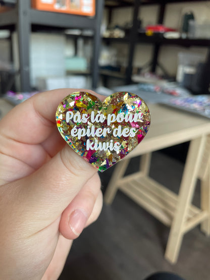 [CONTRÔLE TECHNIQUE] Broche "Pas là pour épiler des kiwis" en acrylique transparente avec des gros confettis jaunes et multicolores