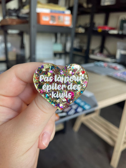 [CONTRÔLE TECHNIQUE] Broche "Pas là pour épiler des kiwis" en acrylique transparente avec des gros confettis jaunes et multicolores