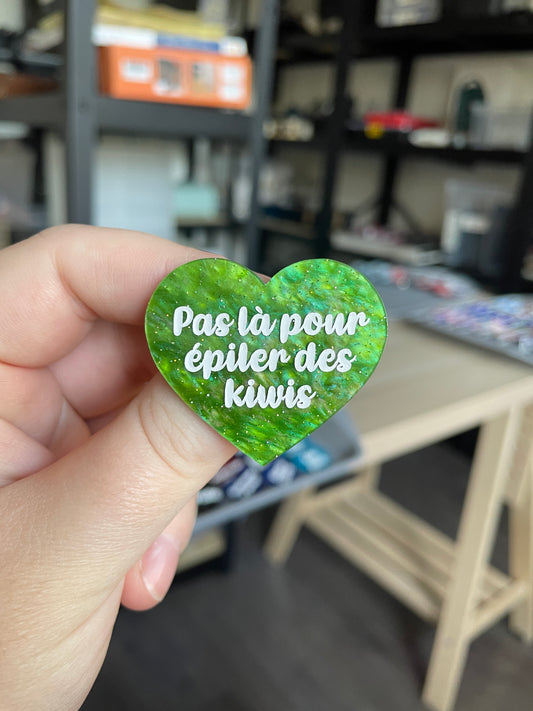 [CONTRÔLE TECHNIQUE] Broche "Pas là pour épiler des kiwis" en acrylique marbrée verte à paillettes