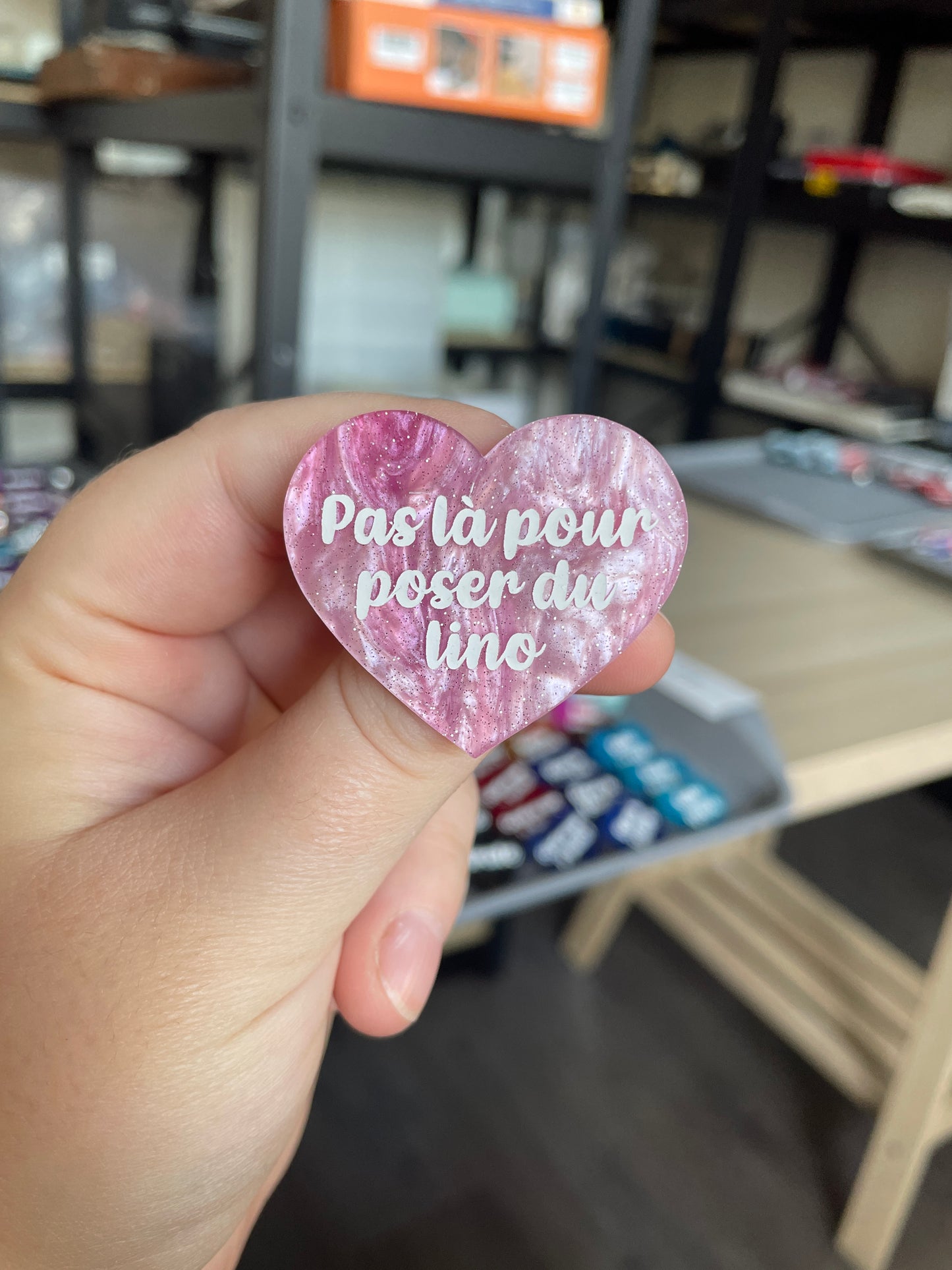 [CONTRÔLE TECHNIQUE] Broche "Pas là pour poser du lino" en acrylique marbrée blanche/violette/rose