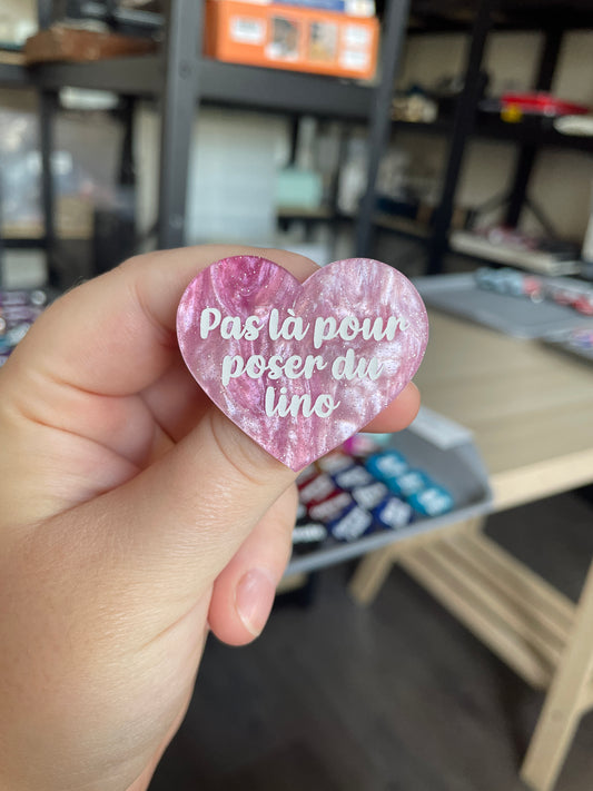 [CONTRÔLE TECHNIQUE] Broche "Pas là pour poser du lino" en acrylique marbrée blanche/violette/rose