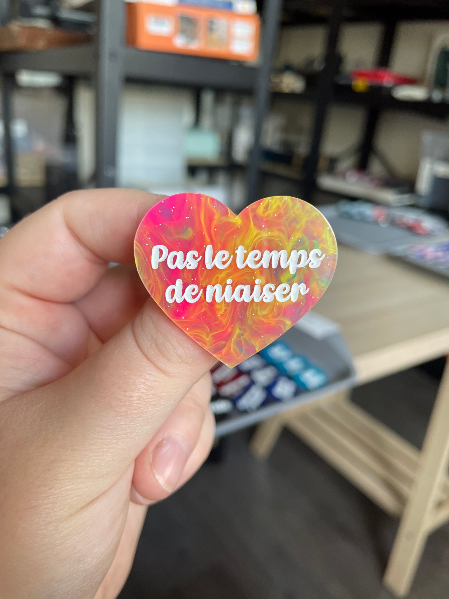 [CONTRÔLE TECHNIQUE] Broche "Pas le temps de niaiser" en acrylique marbrée semi-transparente multicolores
