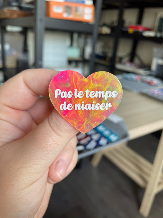 [CONTRÔLE TECHNIQUE] Broche "Pas le temps de niaiser" en acrylique marbrée semi-transparente multicolores