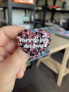 [CONTRÔLE TECHNIQUE] Broche "Pas trop fan des gens" en acrylique noire avec des confettis roses pâles