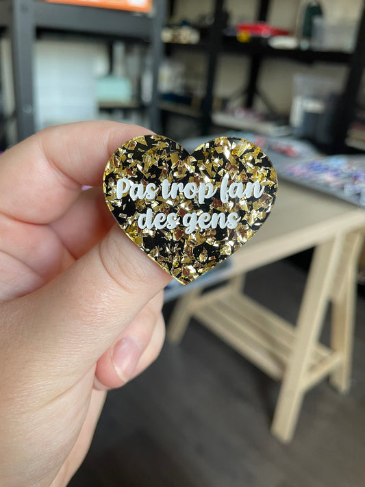 [CONTRÔLE TECHNIQUE] Broche "Pas trop fan des gens" en acrylique noire avec des confettis dorés