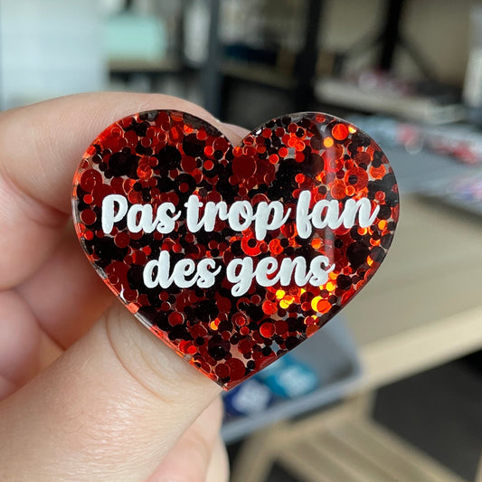 [CONTRÔLE TECHNIQUE] Broche "Pas trop fan des gens" en acrylique semi-transparente à pois rouges et noires