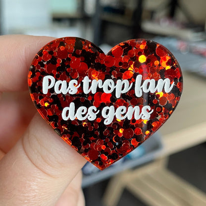[CONTRÔLE TECHNIQUE] Broche "Pas trop fan des gens" en acrylique semi-transparente à pois rouges et noires