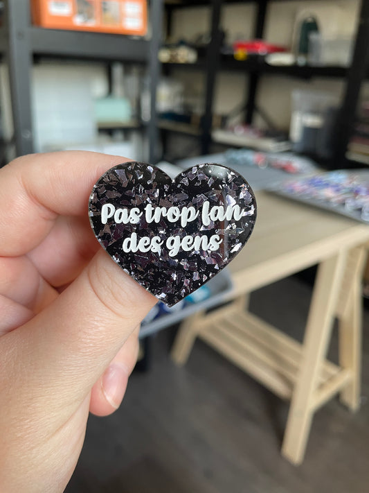 [CONTRÔLE TECHNIQUE] Broche "Pas trop fan des gens" en acrylique noire avec des confettis gris