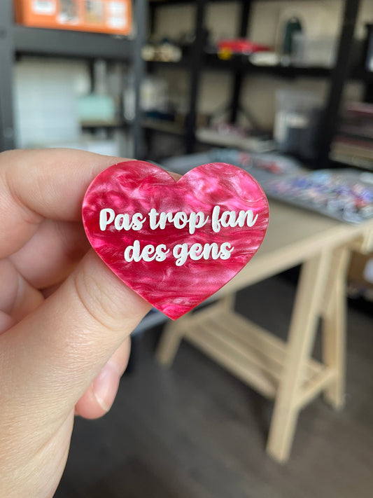 [CONTRÔLE TECHNIQUE] Broche "Pas trop fan des gens" en acrylique marbrée rose