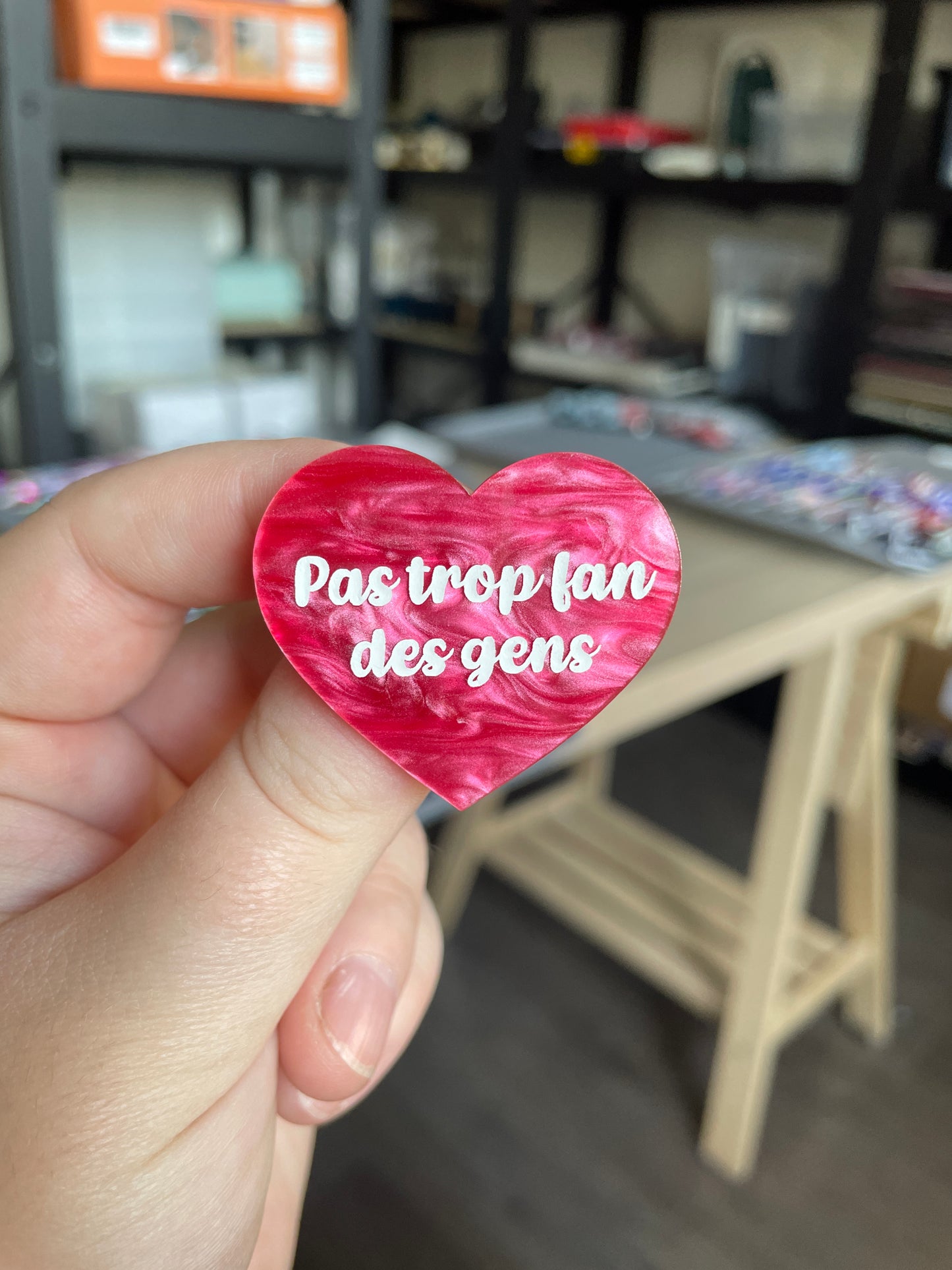 [CONTRÔLE TECHNIQUE] Broche "Pas trop fan des gens" en acrylique marbrée rose