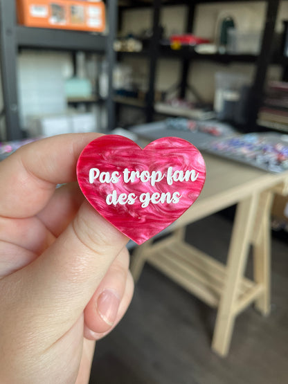 [CONTRÔLE TECHNIQUE] Broche "Pas trop fan des gens" en acrylique marbrée rose