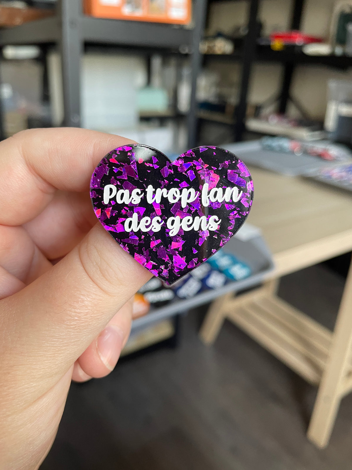 [CONTRÔLE TECHNIQUE] Broche "Pas trop fan des gens" en acrylique noire avec des éclats de confettis violets