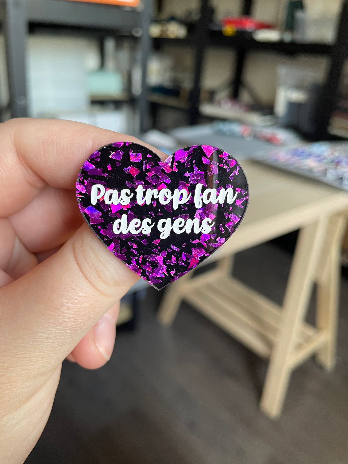 [CONTRÔLE TECHNIQUE] Broche "Pas trop fan des gens" en acrylique noire avec des éclats de confettis violets