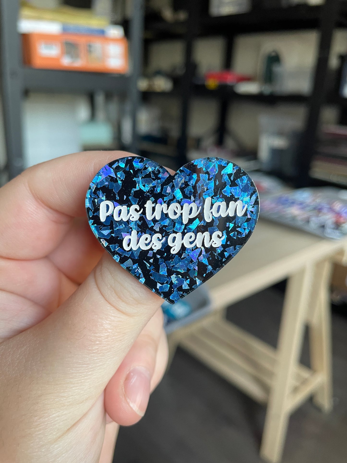 [CONTRÔLE TECHNIQUE] Broche "Pas trop fan des gens" en acrylique noire avec des éclats de confettis bleus