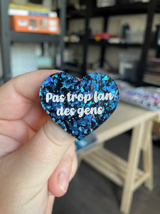[CONTRÔLE TECHNIQUE] Broche "Pas trop fan des gens" en acrylique noire avec des éclats de confettis bleus