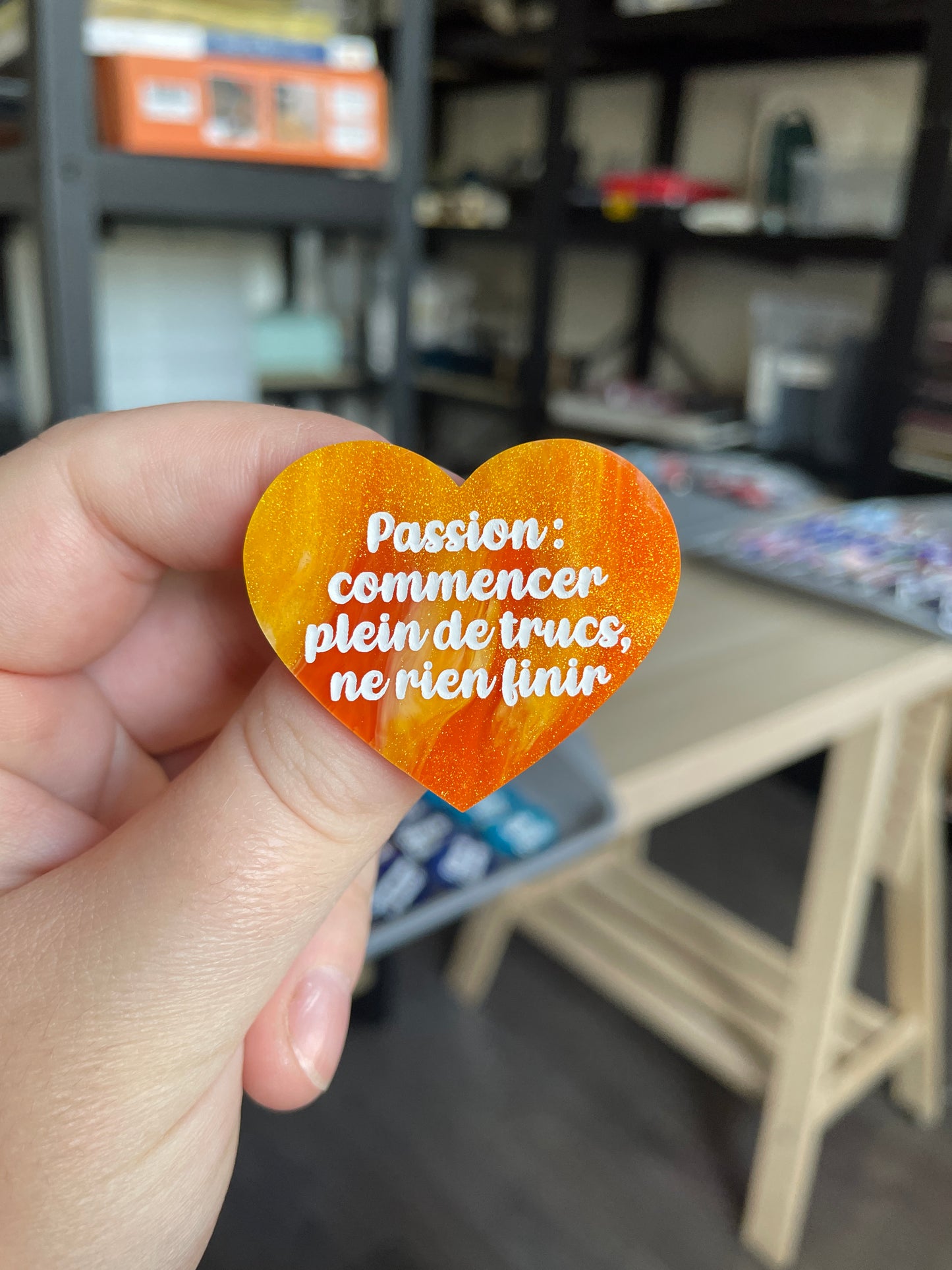 [CONTRÔLE TECHNIQUE] Broche "Passion : commencer plein de trucs, ne rien finir" en acrylique marbrée orange et dorée à paillettes