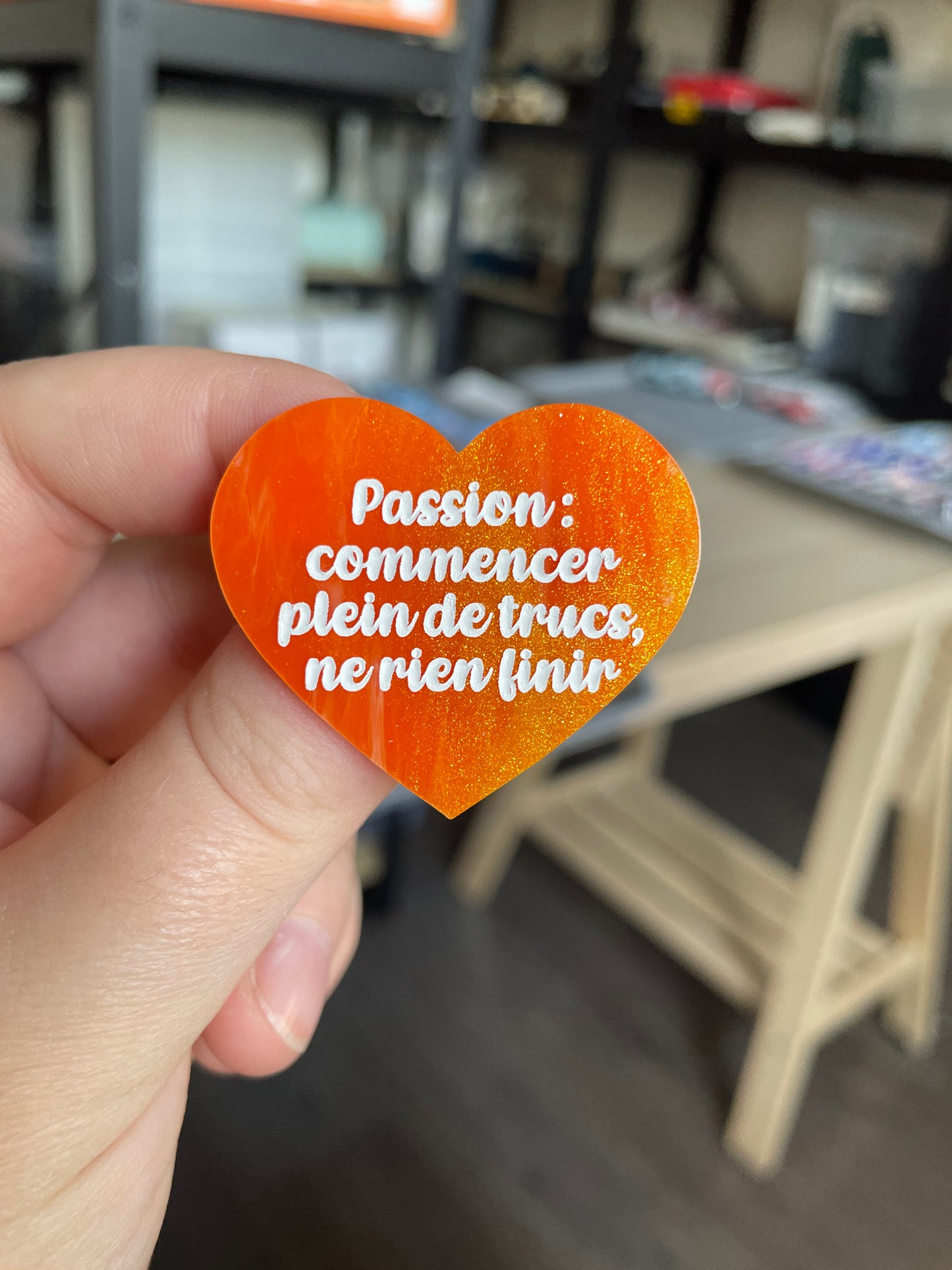 [CONTRÔLE TECHNIQUE] Broche "Passion : commencer plein de trucs, ne rien finir" en acrylique marbrée orange et dorée à paillettes
