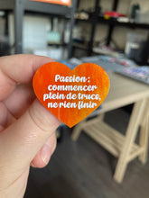 Charger l&#39;image dans la galerie, [CONTRÔLE TECHNIQUE] Broche &quot;Passion : commencer plein de trucs, ne rien finir&quot; en acrylique marbrée orange et dorée à paillettes
