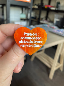 [CONTRÔLE TECHNIQUE] Broche "Passion : commencer plein de trucs, ne rien finir" en acrylique marbrée orange et dorée à paillettes