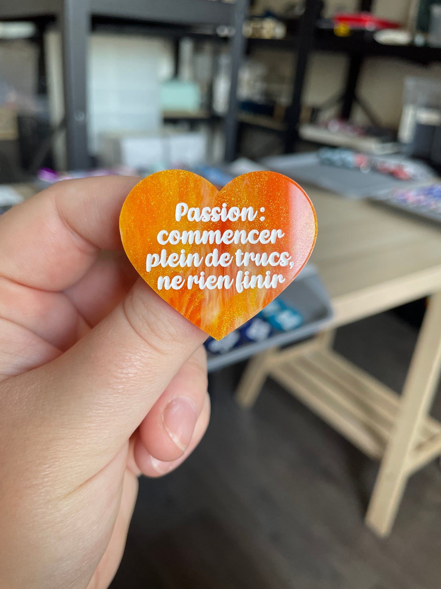 [CONTRÔLE TECHNIQUE] Broche "Passion : commencer plein de trucs, ne rien finir" en acrylique marbrée orange et dorée à paillettes
