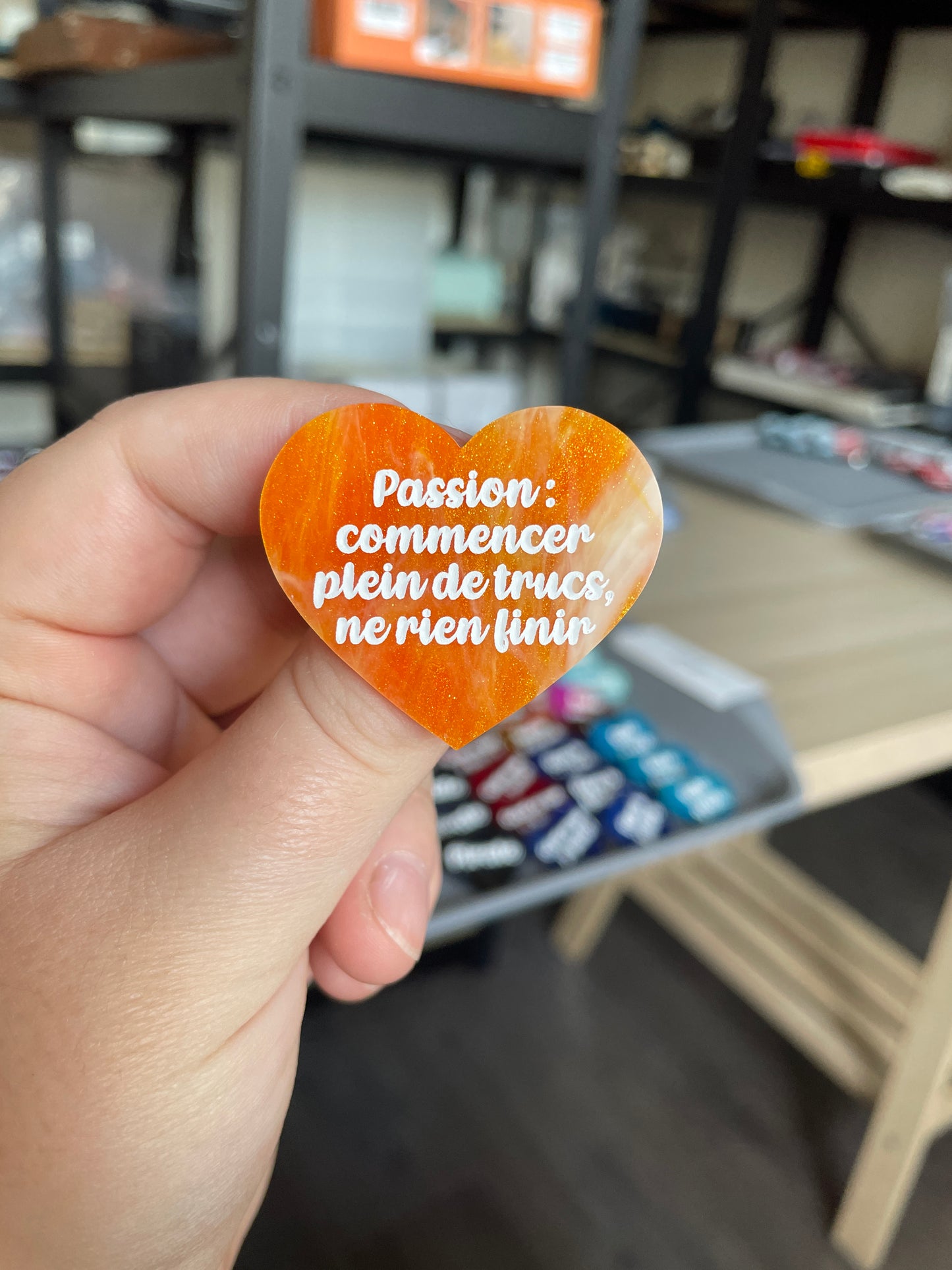 [CONTRÔLE TECHNIQUE] Broche "Passion : commencer plein de trucs, ne rien finir" en acrylique marbrée orange et dorée à paillettes