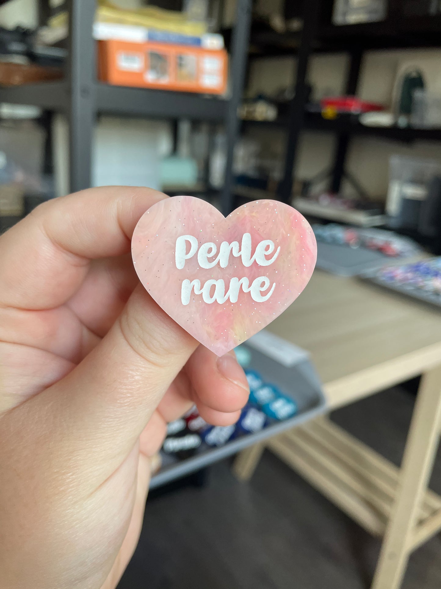 [CONTRÔLE TECHNIQUE] Broche "Perle rare" en acrylique marbrée semi-transparente orange, corail, blanche et jaune à paillettes