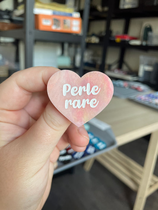[CONTRÔLE TECHNIQUE] Broche "Perle rare" en acrylique marbrée semi-transparente orange, corail, blanche et jaune à paillettes