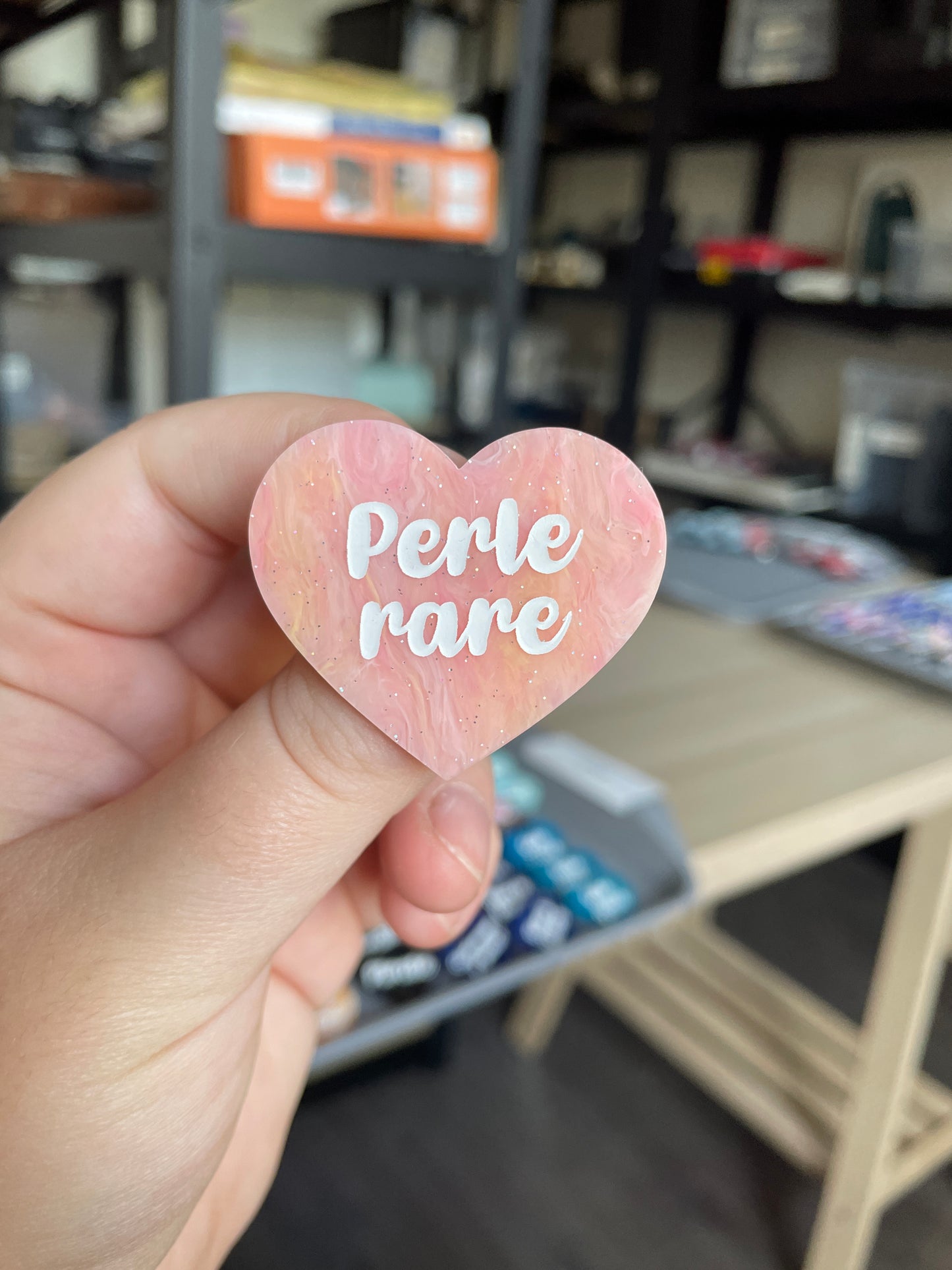 [CONTRÔLE TECHNIQUE] Broche "Perle rare" en acrylique marbrée semi-transparente orange, corail, blanche et jaune à paillettes