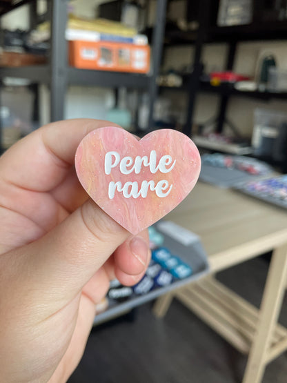 [CONTRÔLE TECHNIQUE] Broche "Perle rare" en acrylique marbrée semi-transparente orange, corail, blanche et jaune à paillettes