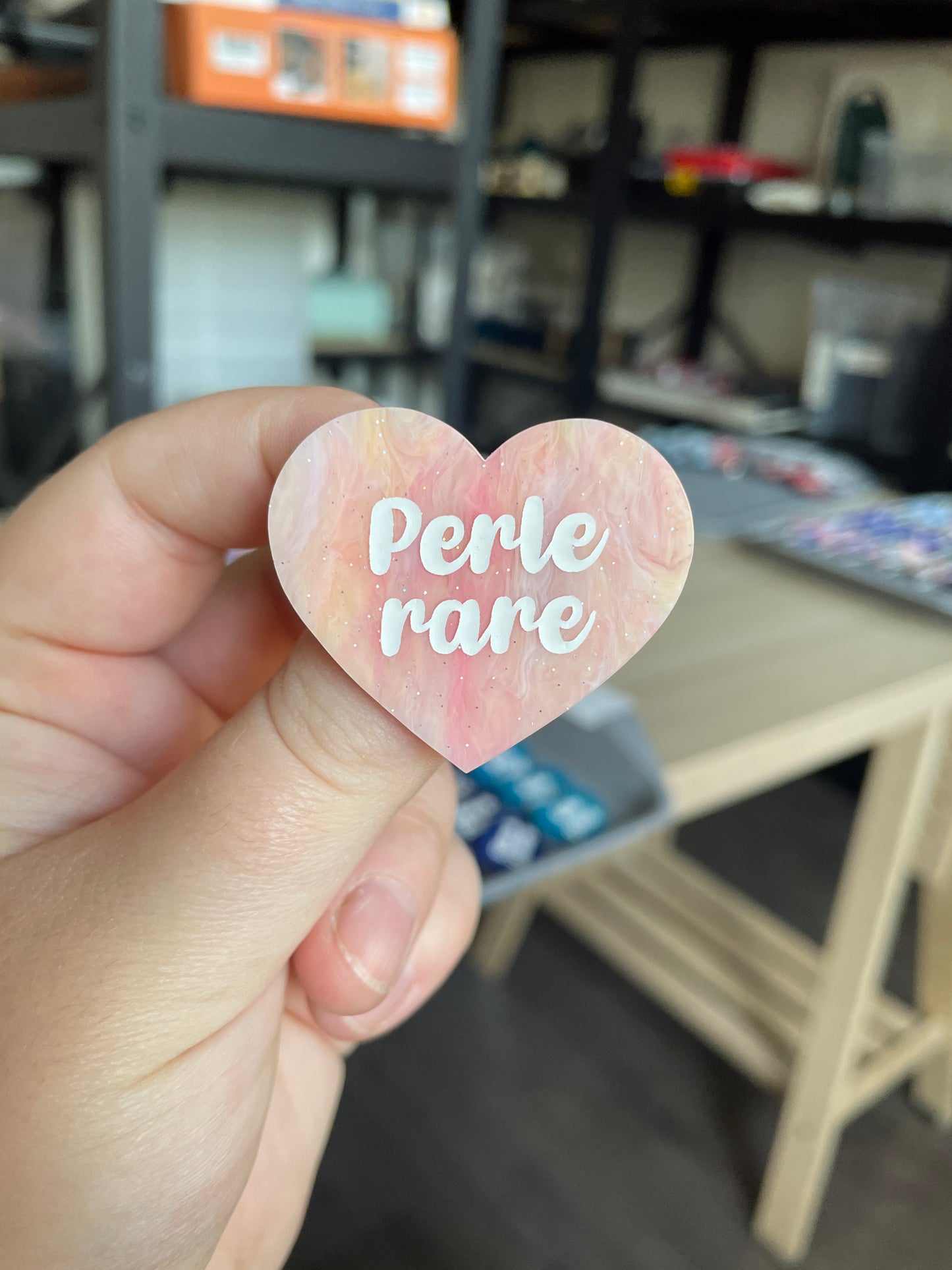 [CONTRÔLE TECHNIQUE] Broche "Perle rare" en acrylique marbrée semi-transparente orange, corail, blanche et jaune à paillettes