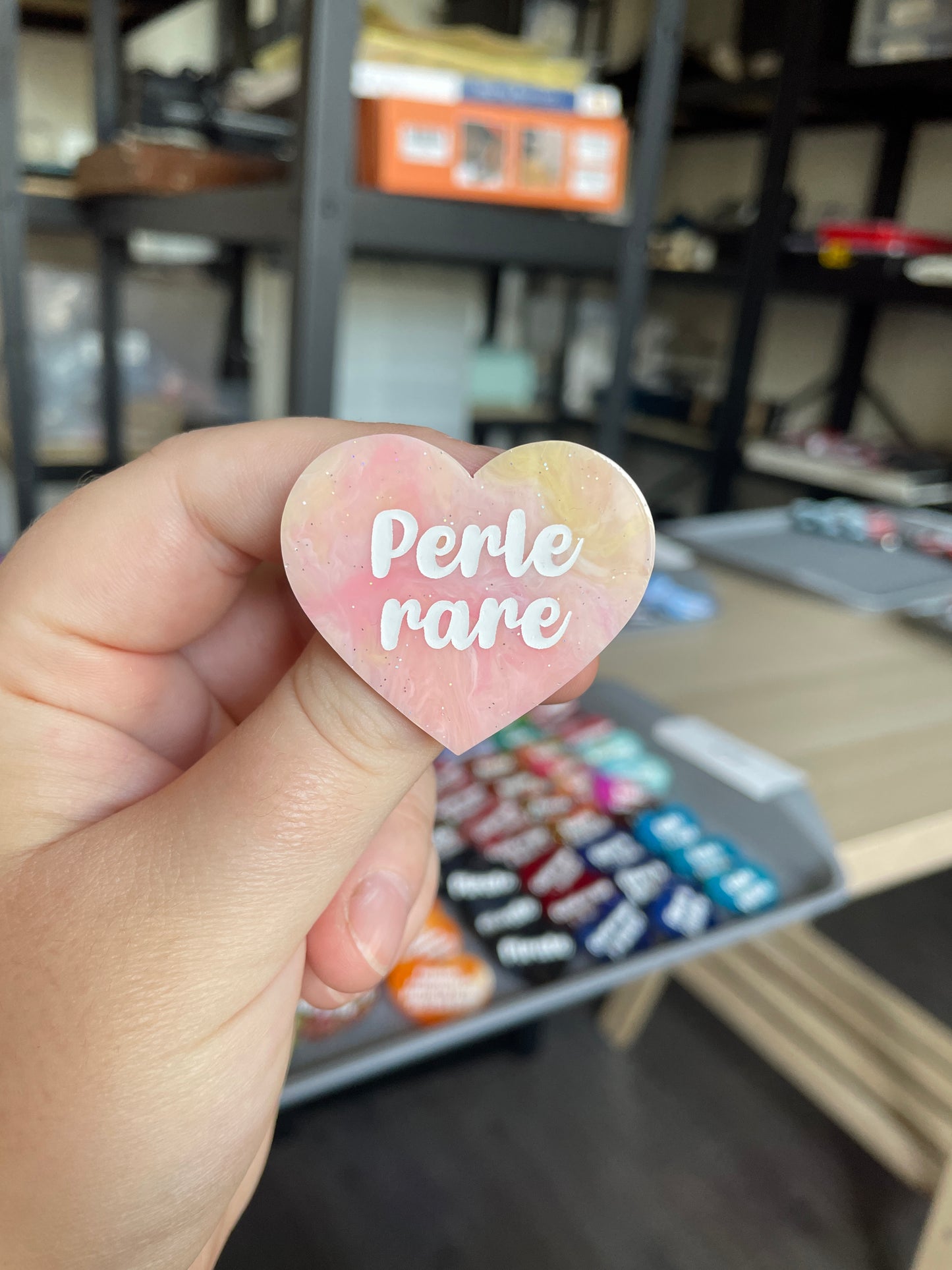 [CONTRÔLE TECHNIQUE] Broche "Perle rare" en acrylique marbrée semi-transparente orange, corail, blanche et jaune à paillettes