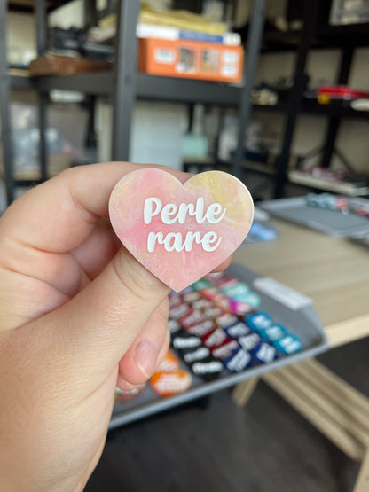 [CONTRÔLE TECHNIQUE] Broche "Perle rare" en acrylique marbrée semi-transparente orange, corail, blanche et jaune à paillettes