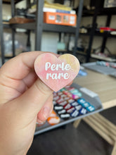 Charger l&#39;image dans la galerie, [CONTRÔLE TECHNIQUE] Broche &quot;Perle rare&quot; en acrylique marbrée semi-transparente orange, corail, blanche et jaune à paillettes