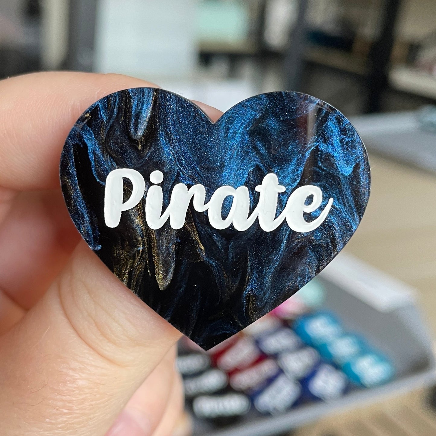 [CONTRÔLE TECHNIQUE] Broche "Pirate" en acrylique marbrée bleue, noire et dorée