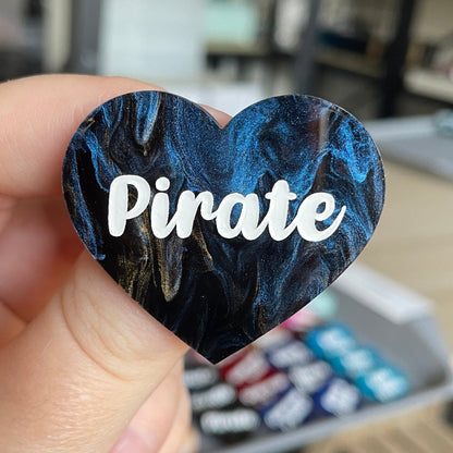 [CONTRÔLE TECHNIQUE] Broche "Pirate" en acrylique marbrée bleue, noire et dorée