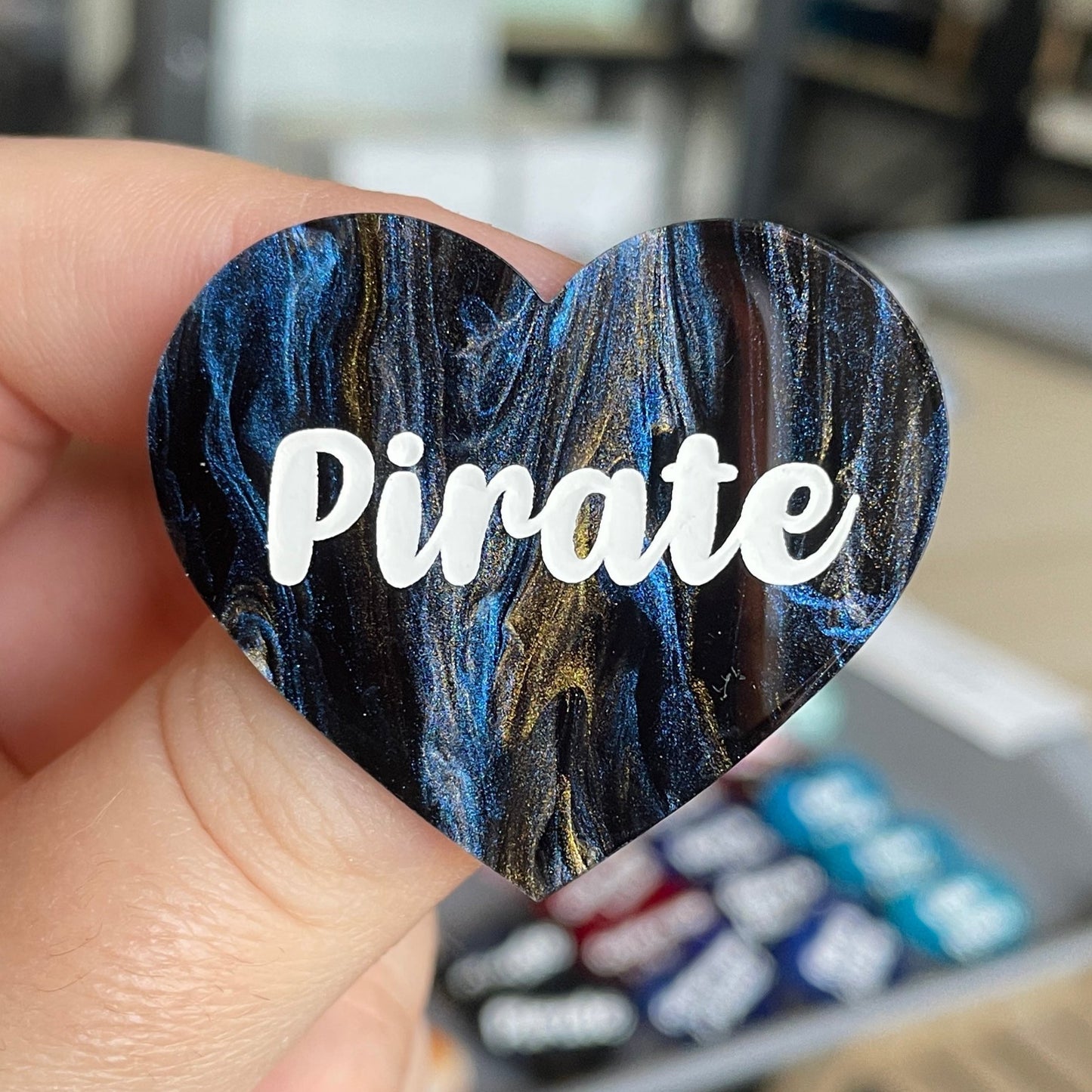 [CONTRÔLE TECHNIQUE] Broche "Pirate" en acrylique marbrée bleue, noire et dorée