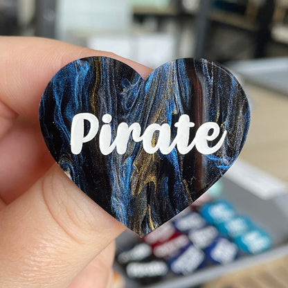 [CONTRÔLE TECHNIQUE] Broche "Pirate" en acrylique marbrée bleue, noire et dorée