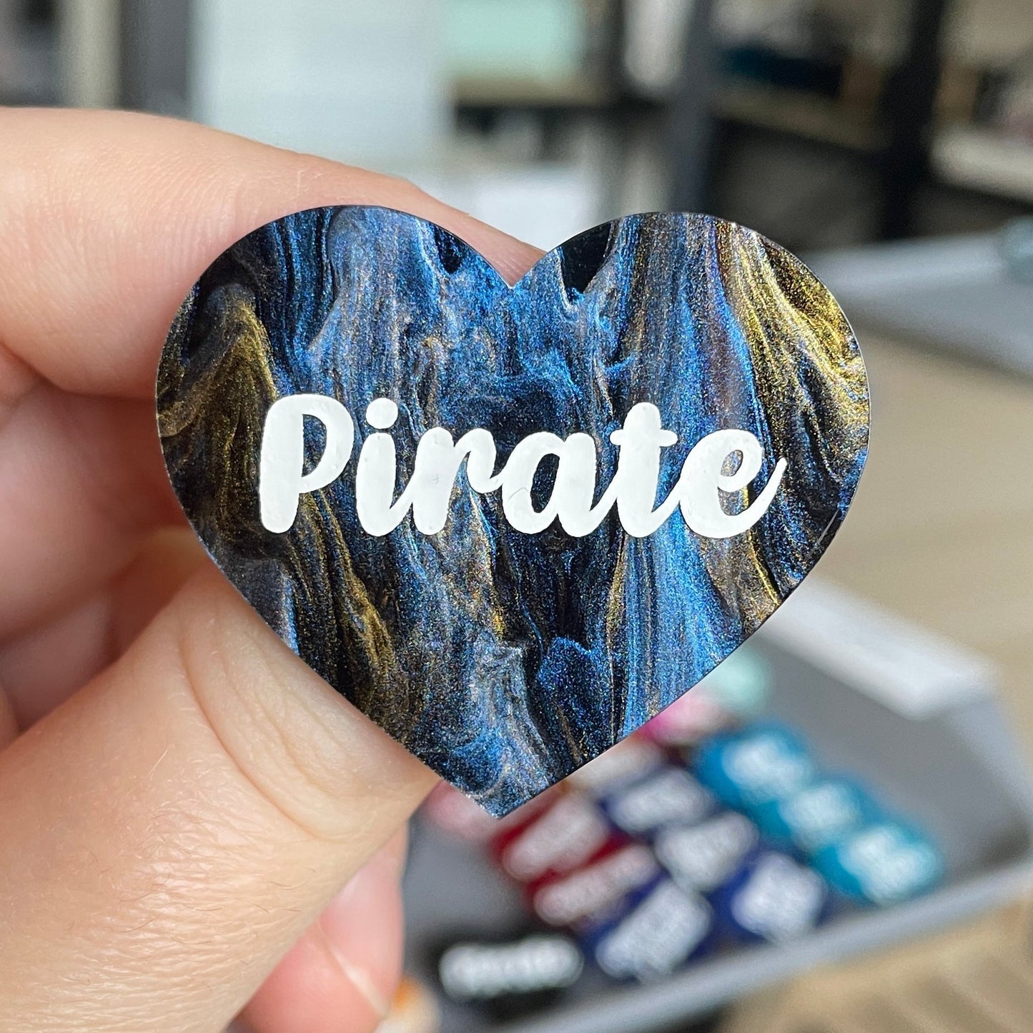 [CONTRÔLE TECHNIQUE] Broche "Pirate" en acrylique marbrée bleue, noire et dorée