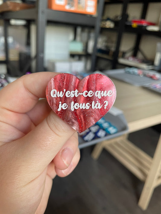 [CONTRÔLE TECHNIQUE] Broche "Qu'est-ce que je fous là ?" en acrylique marbrée rouge, blanche et marron
