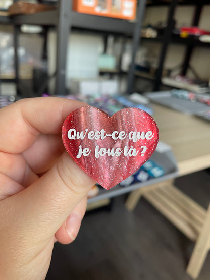 [CONTRÔLE TECHNIQUE] Broche "Qu'est-ce que je fous là ?" en acrylique marbrée rouge, blanche et marron