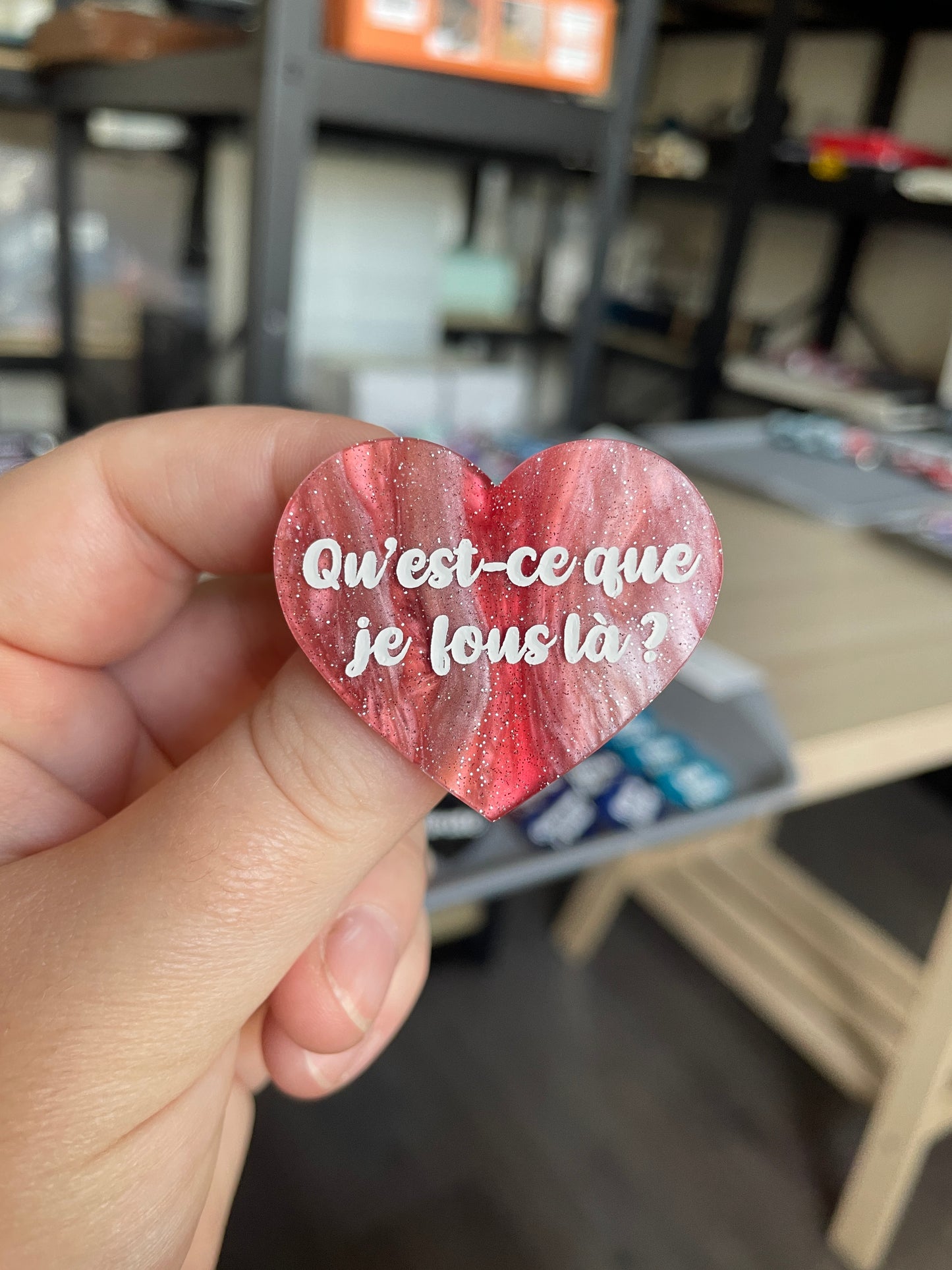 [CONTRÔLE TECHNIQUE] Broche "Qu'est-ce que je fous là ?" en acrylique marbrée rouge, blanche et marron