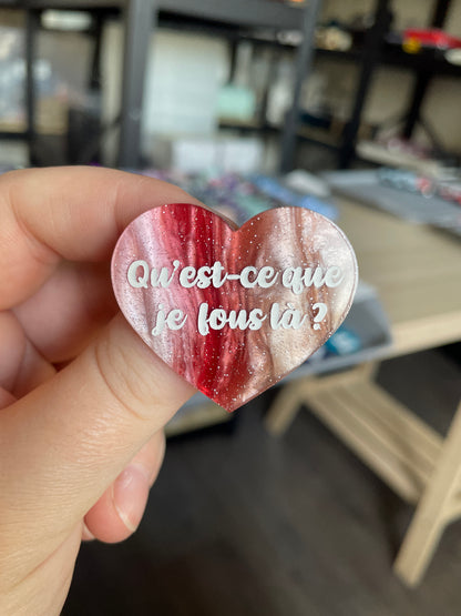[CONTRÔLE TECHNIQUE] Broche "Qu'est-ce que je fous là ?" en acrylique marbrée rouge, blanche et marron