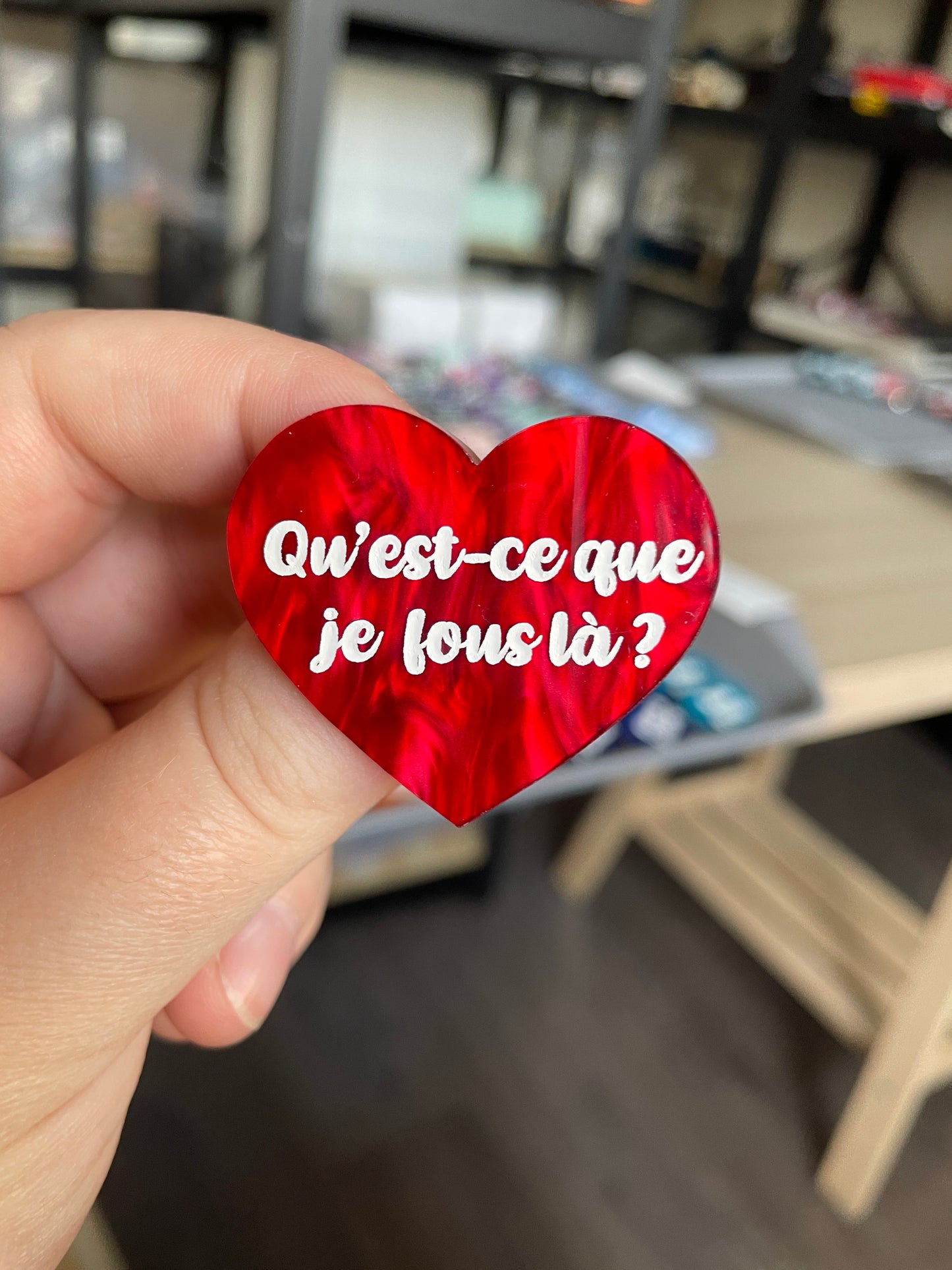 [CONTRÔLE TECHNIQUE] Broche "Qu'est-ce que je fous là ?" en acrylique marbrée rouge