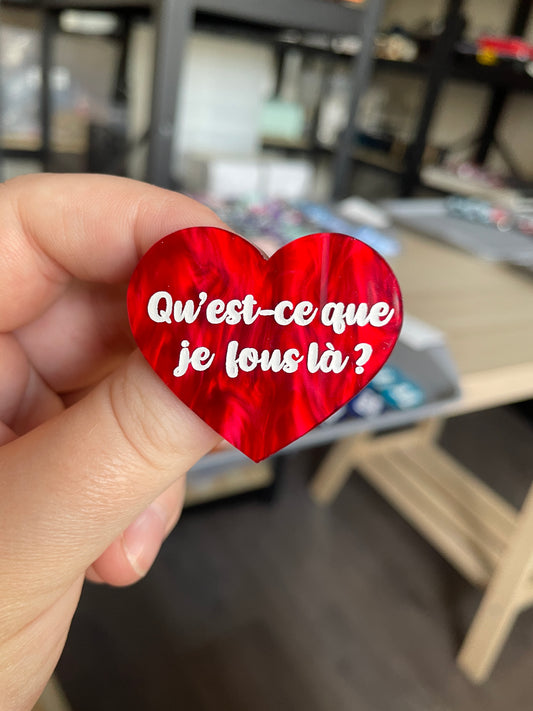 [CONTRÔLE TECHNIQUE] Broche "Qu'est-ce que je fous là ?" en acrylique marbrée rouge