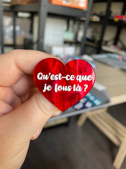[CONTRÔLE TECHNIQUE] Broche "Qu'est-ce que je fous là ?" en acrylique marbrée rouge