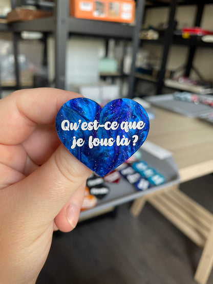 [CONTRÔLE TECHNIQUE] Broche "Qu'est-ce que je fous là ?" en acrylique marbrée bleue à paillettes