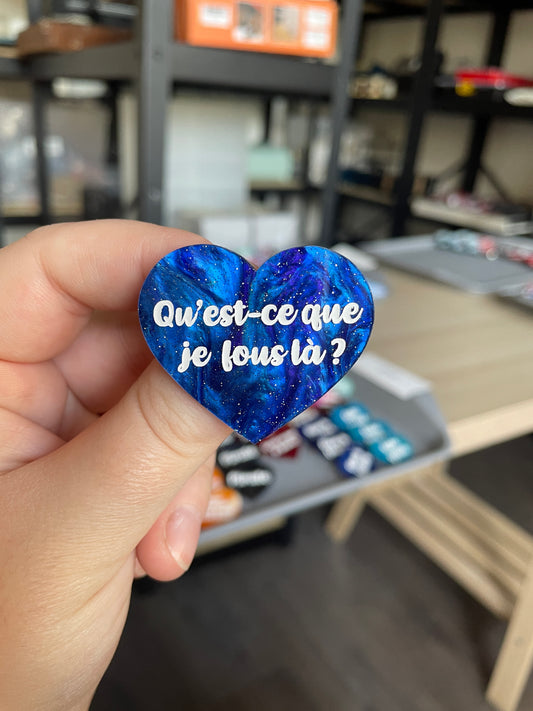 [CONTRÔLE TECHNIQUE] Broche "Qu'est-ce que je fous là ?" en acrylique marbrée bleue à paillettes
