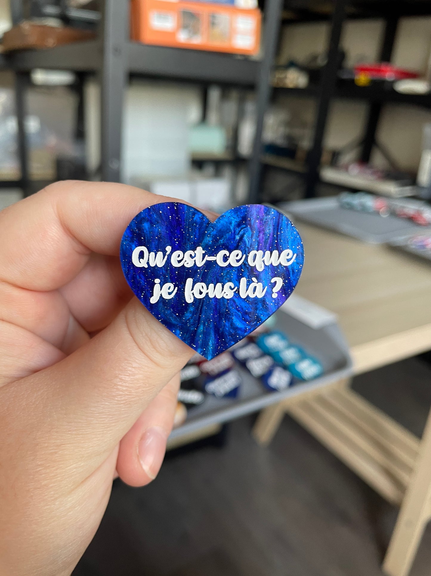 [CONTRÔLE TECHNIQUE] Broche "Qu'est-ce que je fous là ?" en acrylique marbrée bleue à paillettes
