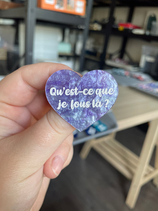 [CONTRÔLE TECHNIQUE] Broche "Qu'est-ce que je fous là ?" en acrylique marbrée bleue, blanche et violette